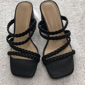 Wild Diva -6- chunky heels. Black crisscross scrappy sandals. Never worn